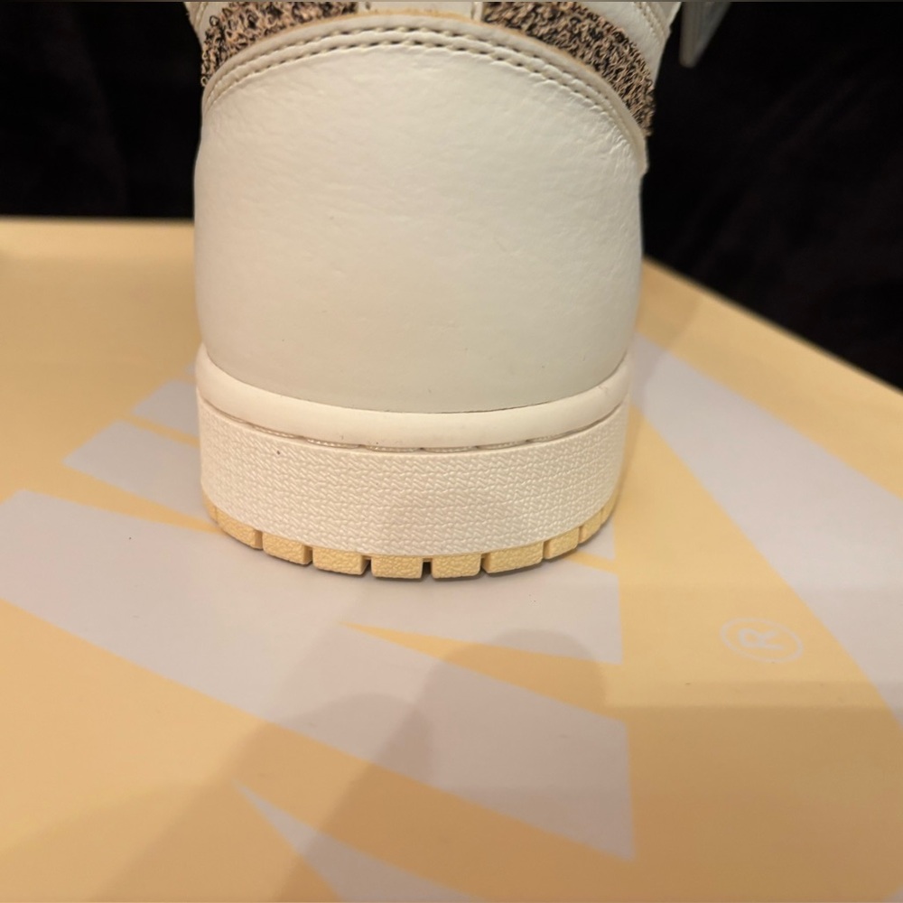 Air Jordan 1 Retro High OG Craft Sail/Pale Vanilla-Black. Men’s Size 11    NIB - Picture 8 of 14